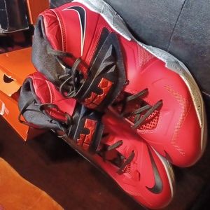 Nice LeBron Zoom Soldier Vll Laser Crimson --- Rare Color